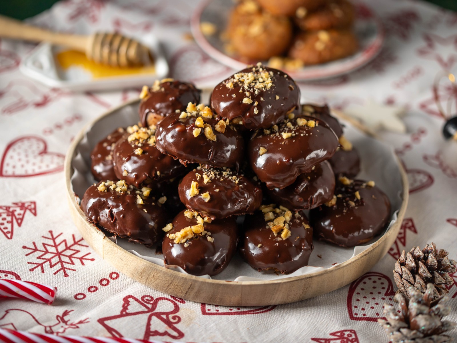 https://api.giorgostsoulis.com/storage/media/recipe/4556/conversions/Melomakarona-me-sokolata-site-13-large.jpg?utm_source=chatgpt.com